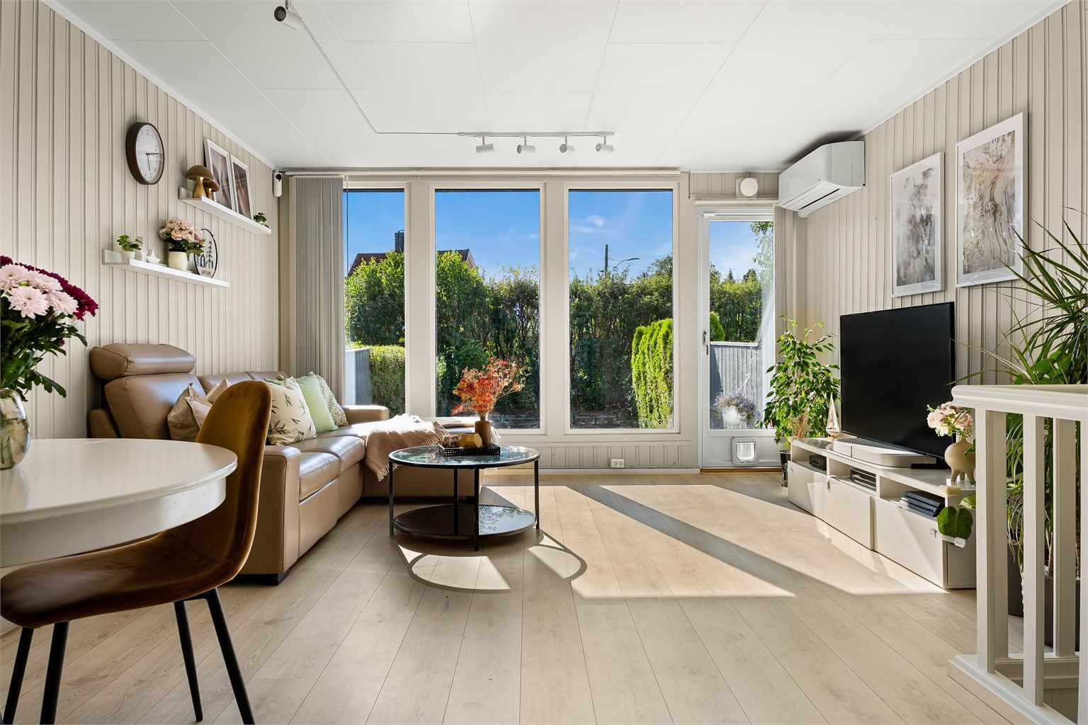 Stuen er et lyst og innbydende oppholdsrom med åpen og sømløs overgang til kjøkkenet, hvor det er god plass til både sofagruppe og spisebord.