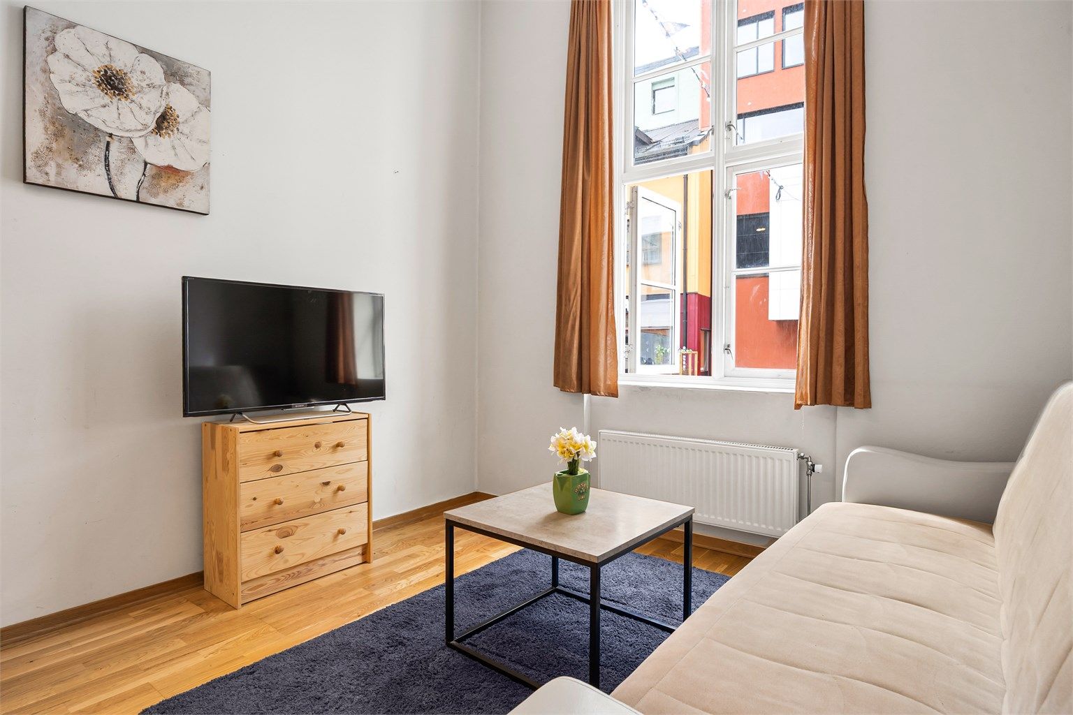 Fjernvarme med radiator i stue/kjøkken (felles varmesentral). 