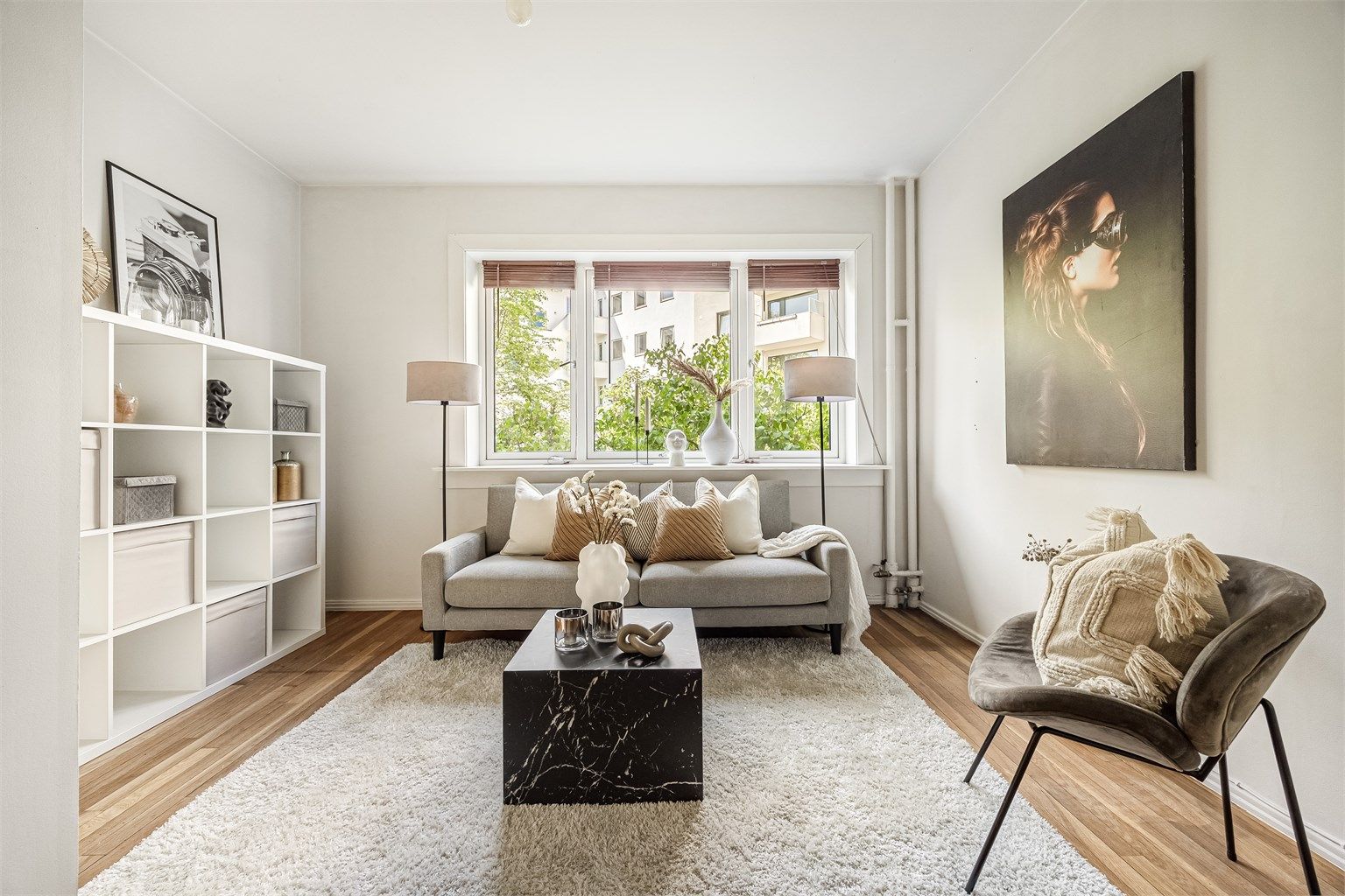 Leiligheten har en praktisk utforming og tilbyr lave felleskostnader, samt godt med lysinnslipp fra vinduer.