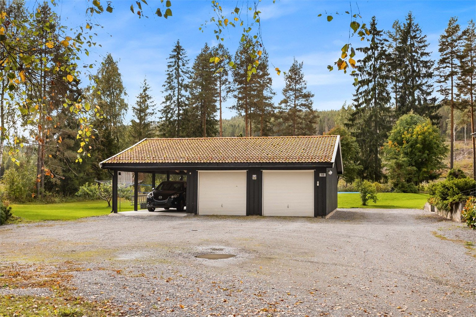 På eiendommen er det en carport, og to garasjeplasser. Videre er det godt med plass til parkering på gårdsplassen. 