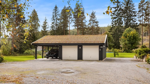 På eiendommen er det en carport, og to garasjeplasser. Videre er det godt med plass til parkering på gårdsplassen.