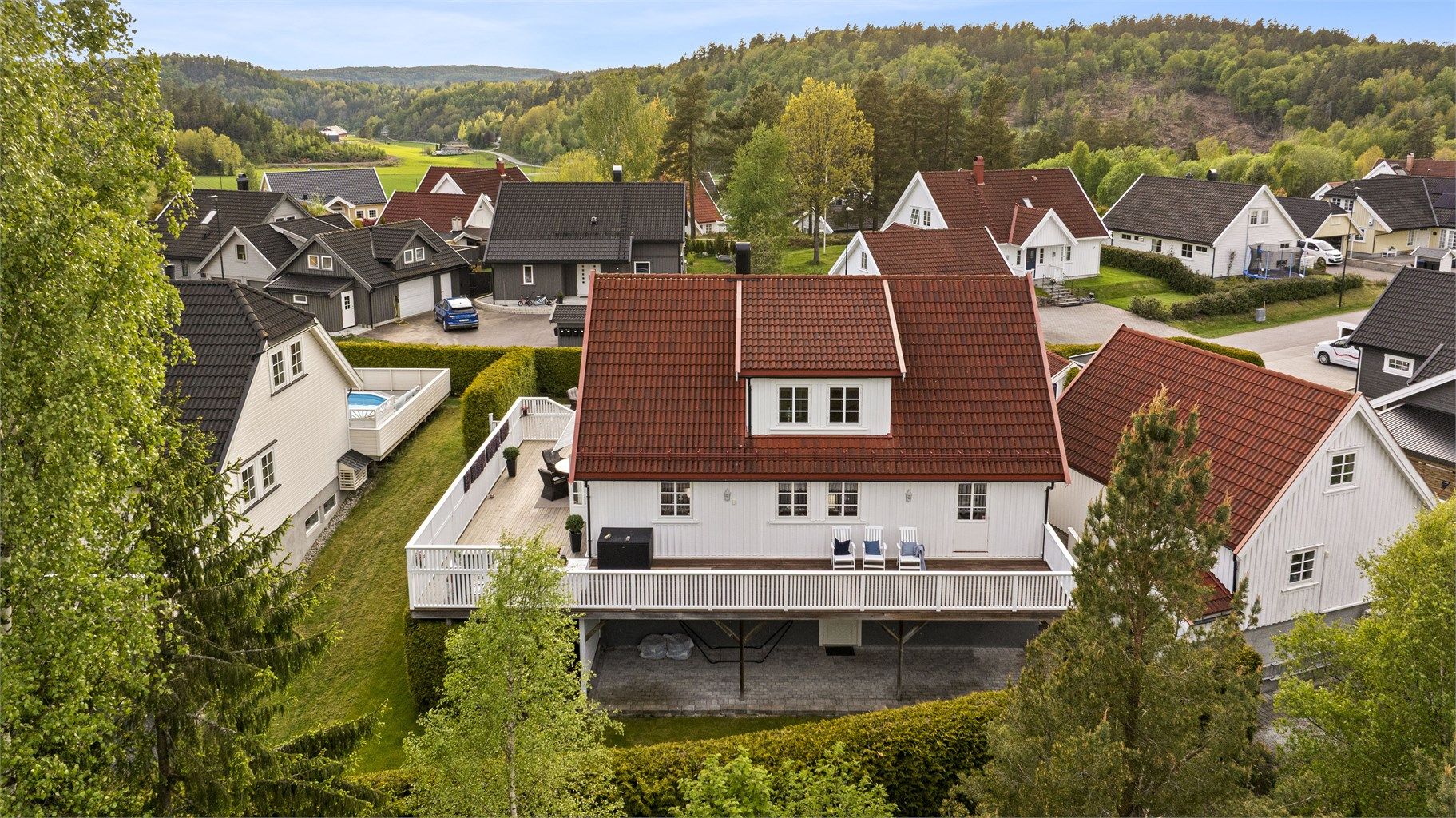 Boligen ligger fint til i feltet med gode lys- og utsiktsforhold.