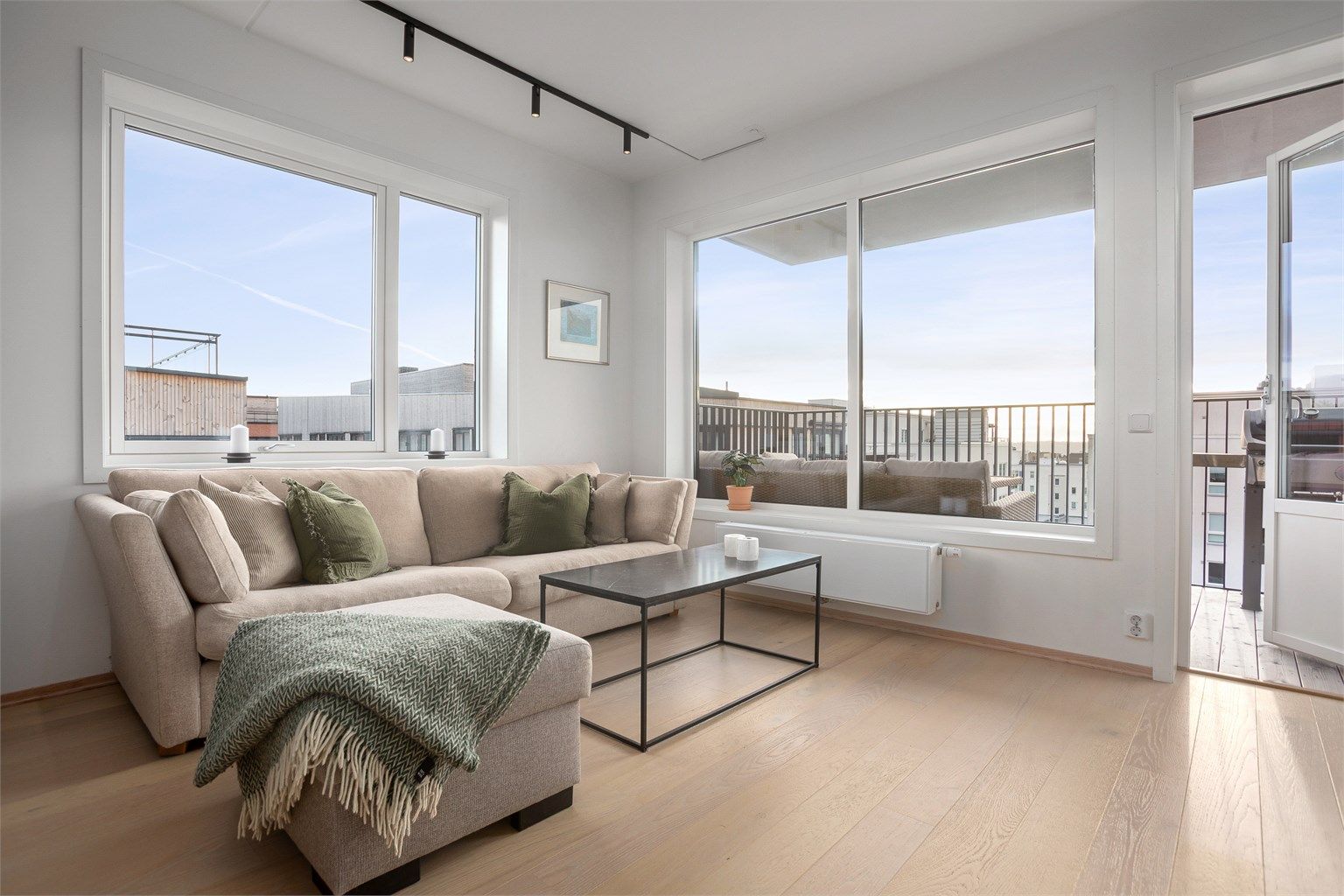 Stue med utgang til balkong - legg merke til det flotte gulvet 