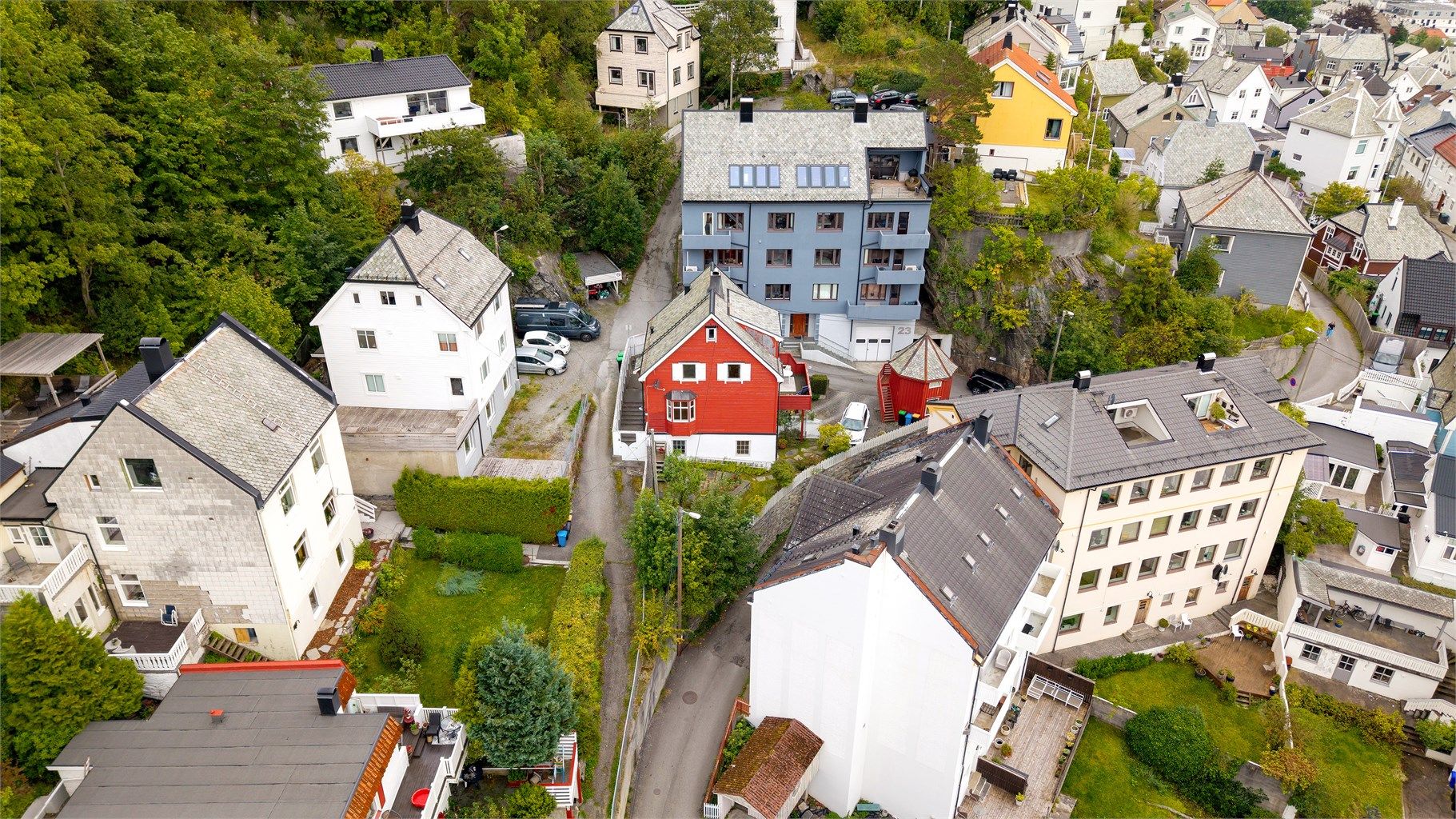 Eiendommen har sentral beliggenhet i rolig bymiljø med kort vei til sentrum