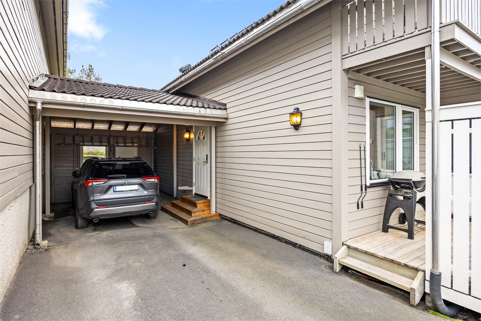 Carport med direkte adkomst til inngangspartiet.