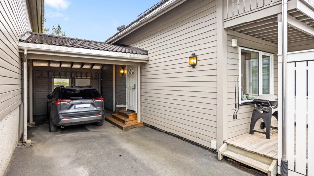Carport med direkte adkomst til inngangspartiet.