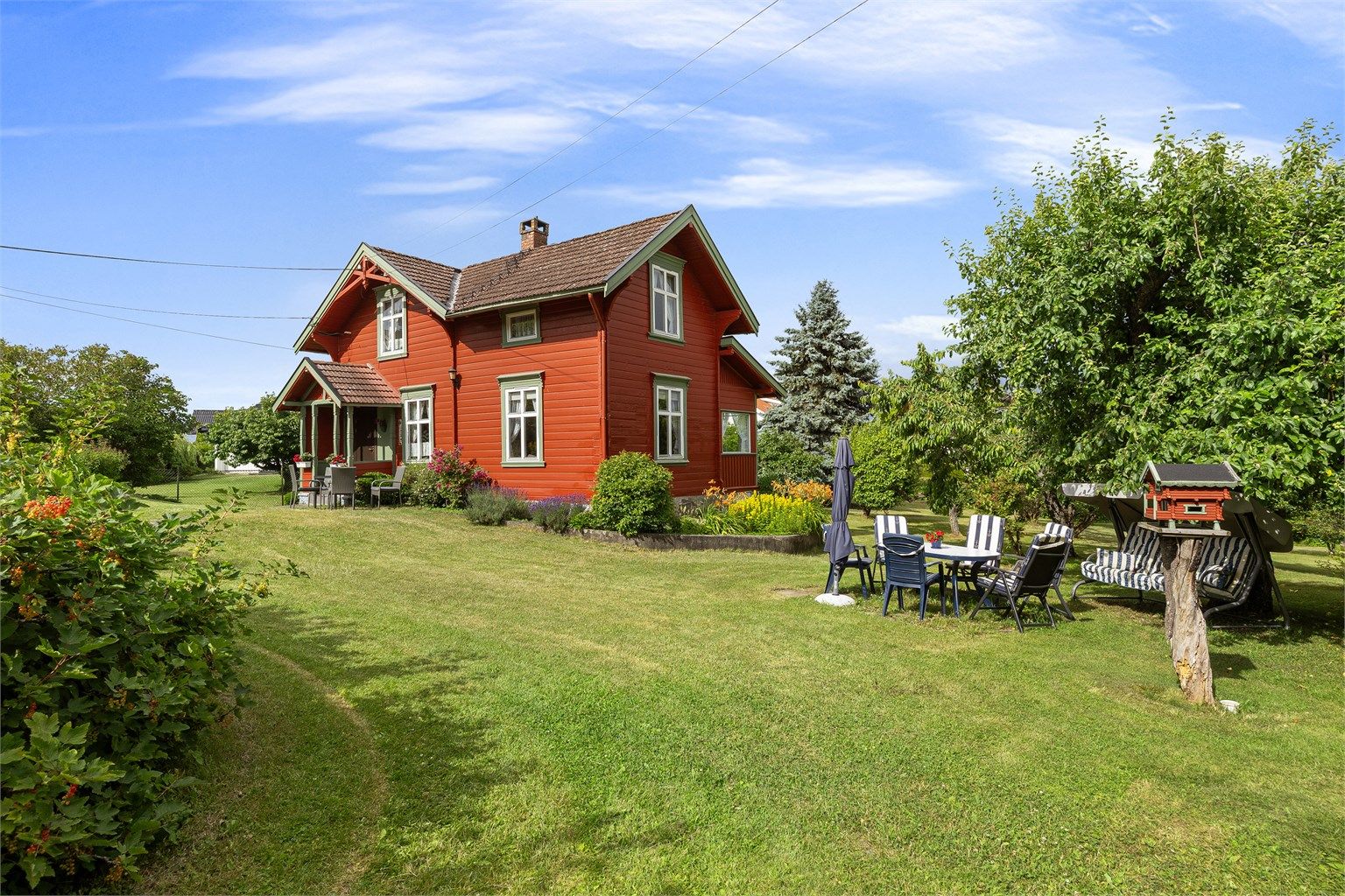 Fritidsboligen er oppført i 1910 og står på en grunnmur av naturstein.