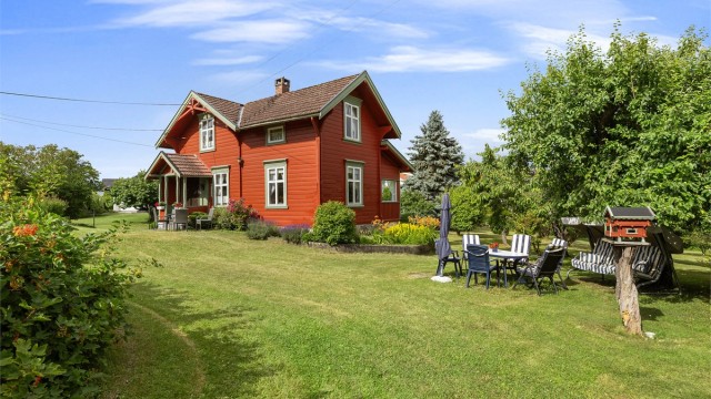 Fritidsboligen er oppført i 1910 og står på en grunnmur av naturstein.