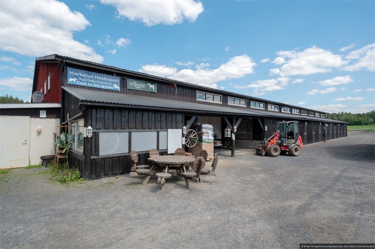 Ridehall (20x40 m), to utendørs ridebaner med internasjonale mål, 17 paddocker med helårsvann og leskur, samt en separat stallbygning med 17 bokser.