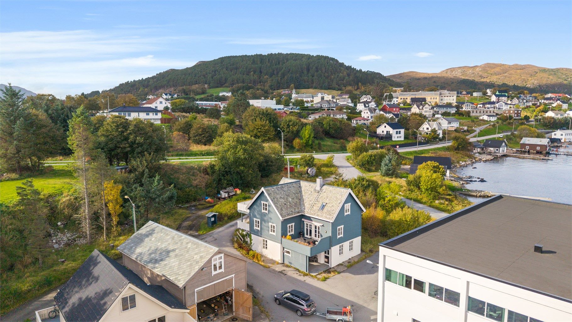 Dronebilde av eiendommen og nærområdet