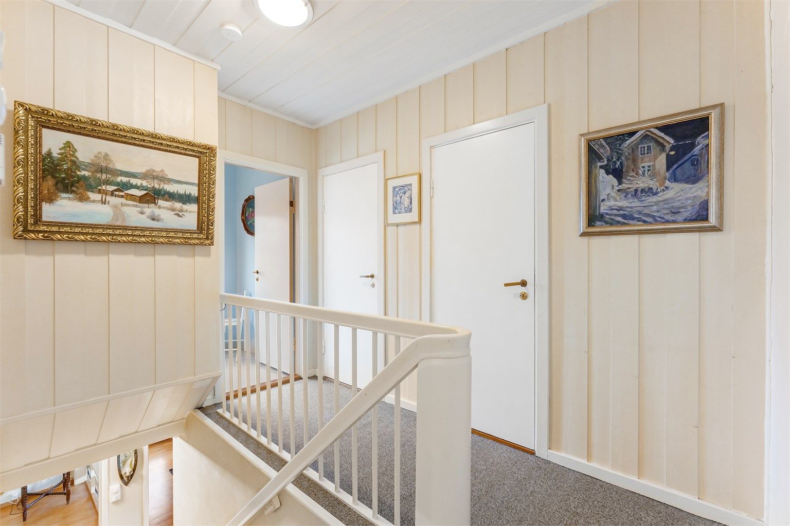 Gang i andre etasje som forbinder soverommene og badet.