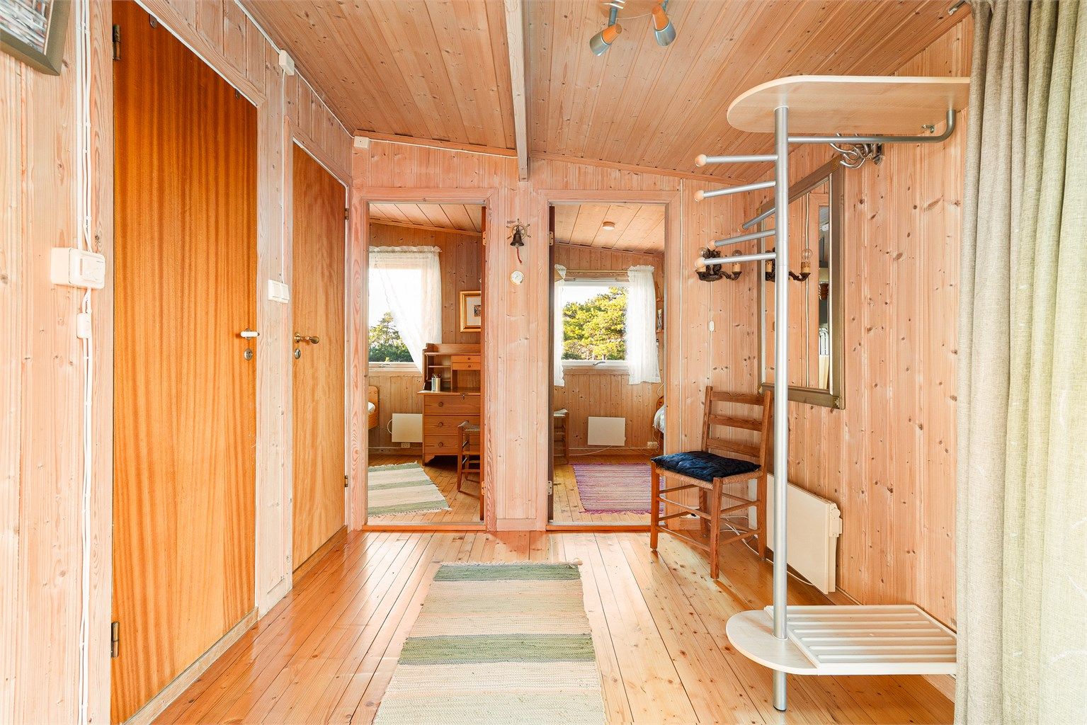 Barne-/gjesterommene er i likhet med badet og toalettrommet samlet ved entreen - tilbaketrukne fra romløsningens sosiale sone.