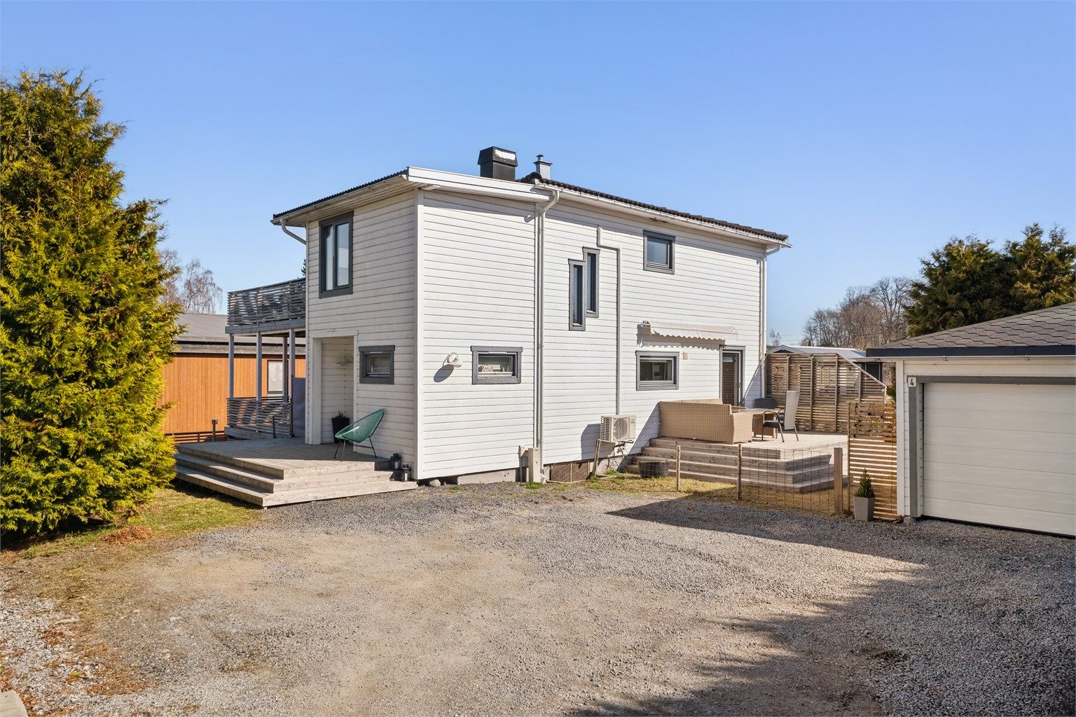 Velkommen til Sundvegen 4! Enebolig med ettertraktet beliggenhet i Sandvika, kort vei til Mjøsa og flotte turområder i naturskjønne omgivelser.