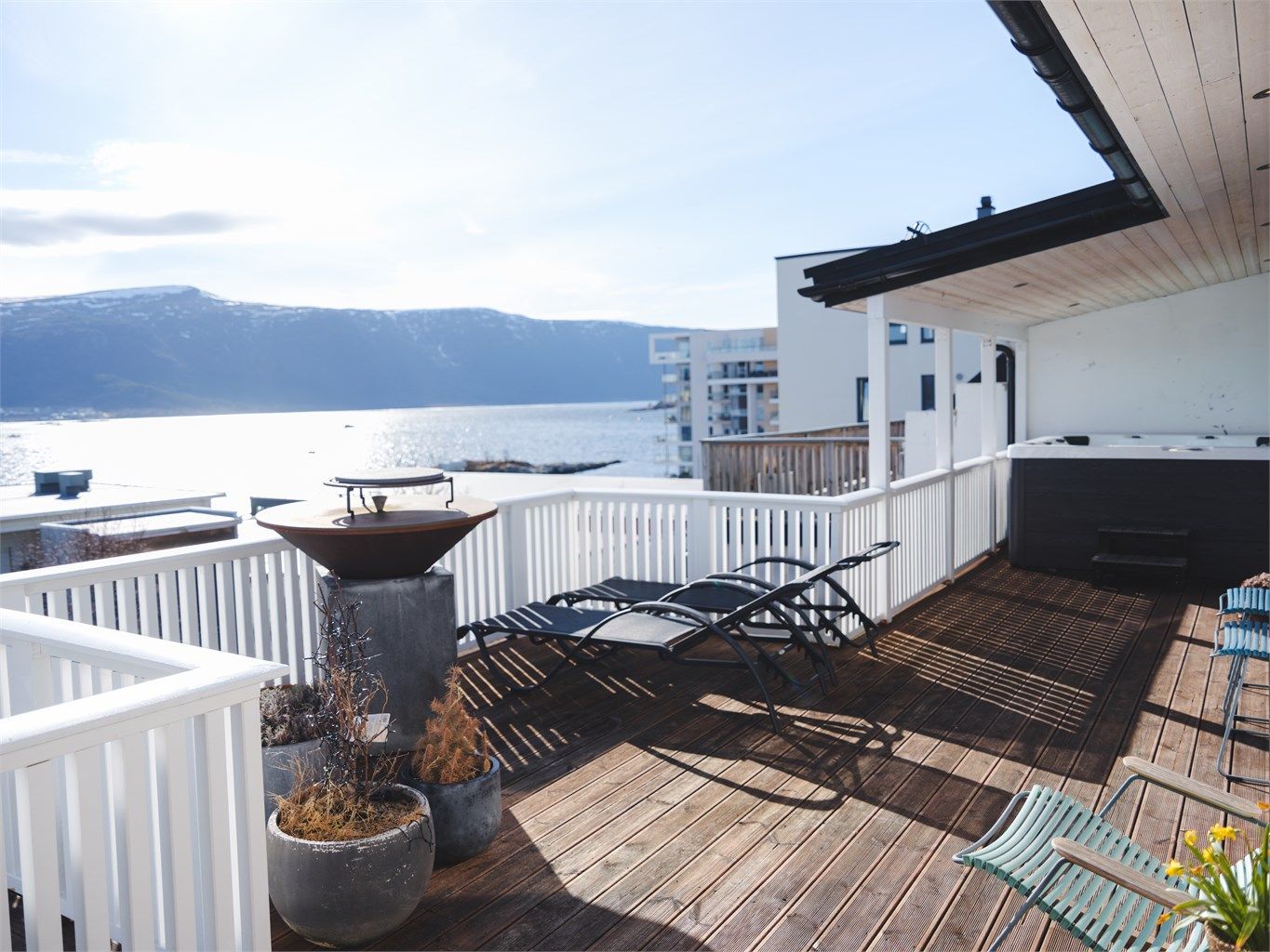 Sydvendt terrasse som dels er overbygd. Her er det god plass til både solsenger, grill og en romslig sittegruppe