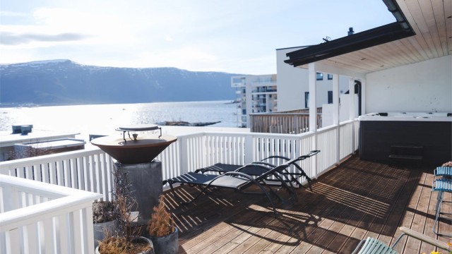 Sydvendt terrasse som dels er overbygd. Her er det god plass til både solsenger, grill og en romslig sittegruppe