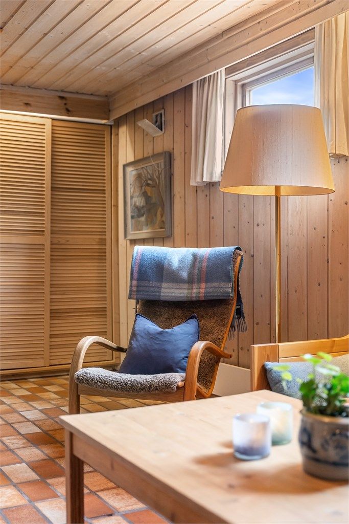 Panel og fliser gir en robust og hyggelig atmosfære i kjellerstuen. Ikke godkjent til varig opphold.