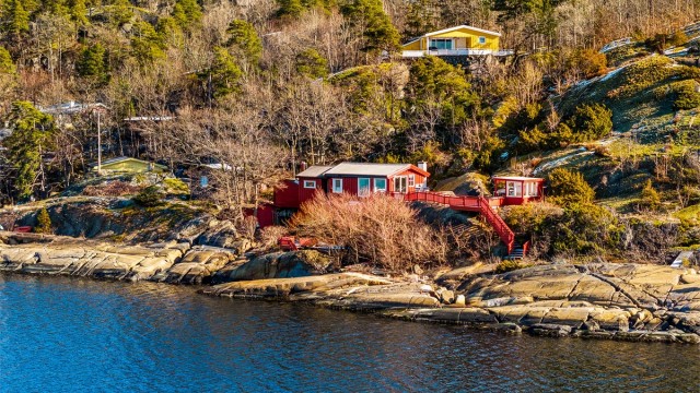 Fantastiske solforhold, umiddelbar nærhet til sjøen og svaberg og med nydelig utsikt.