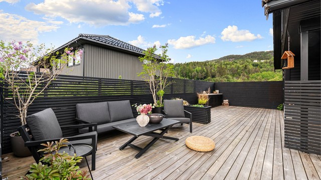 Den store, vestvendte terrassen på 56 kvm er et flott samlingspunkt.