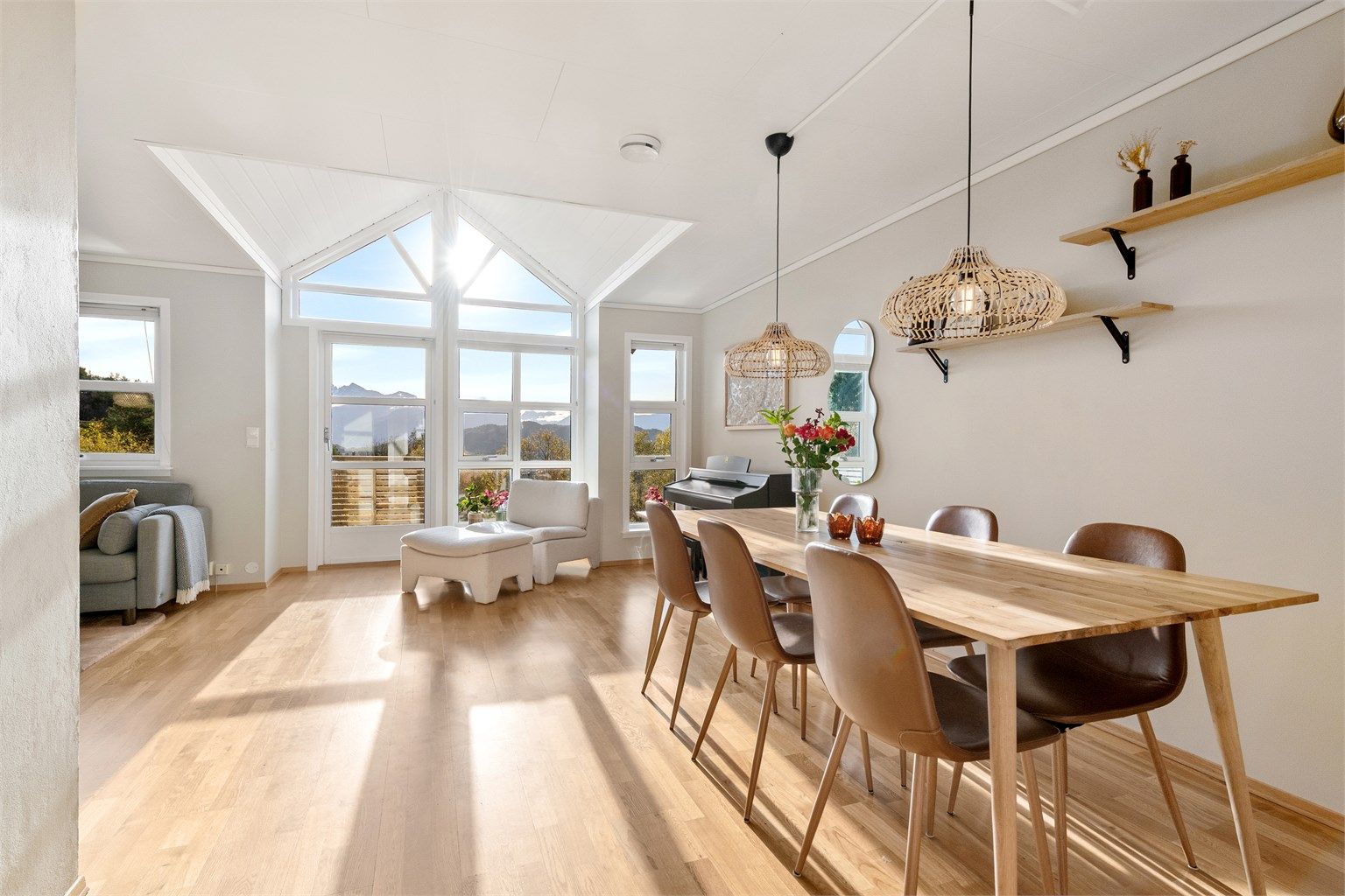 Romslig stue med god plass til både sofagruppe og spisestue.