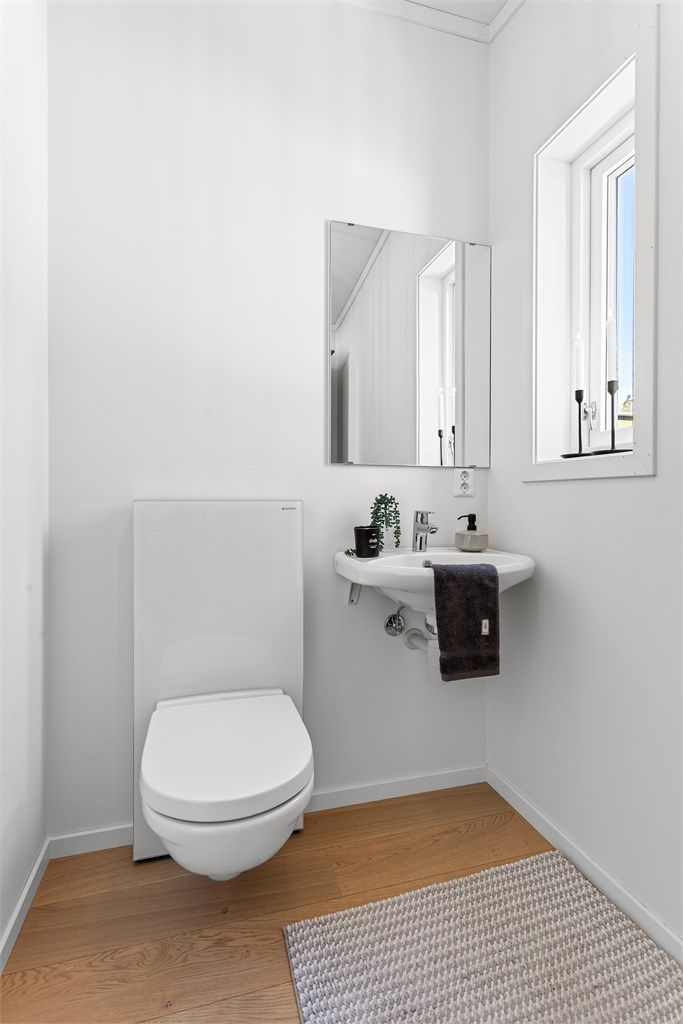 Toalettrom med adkomst fra stuen i 2. etasje. Perfekt gjestetoalett.  Vegghengt toalett og servant.