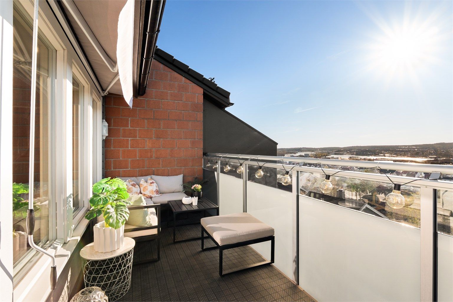 Toppleiligheten i Frøyas gate 49 presenteres av Kenneth Graarud Olsen i Krogsveen. 
Fotograf; Kristoffer Kristiansen.