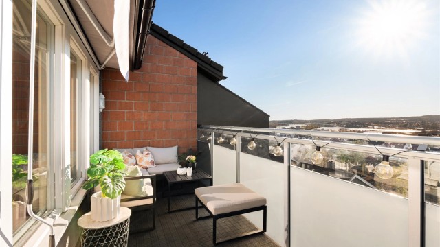 Toppleiligheten i Frøyas gate 49 presenteres av Kenneth Graarud Olsen i Krogsveen.
Fotograf; Kristoffer Kristiansen.