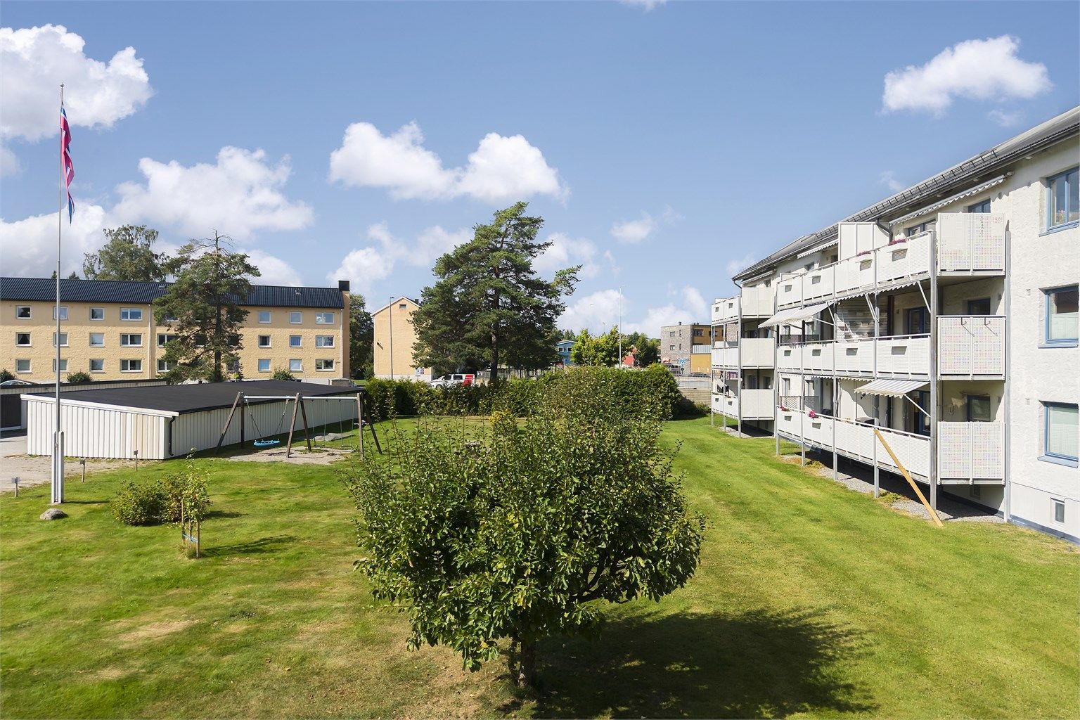 Leiligheten ligger i et veletablert boligområde.