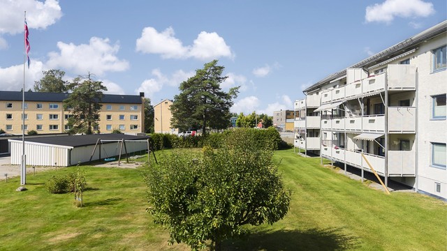 Leiligheten ligger i et veletablert boligområde.