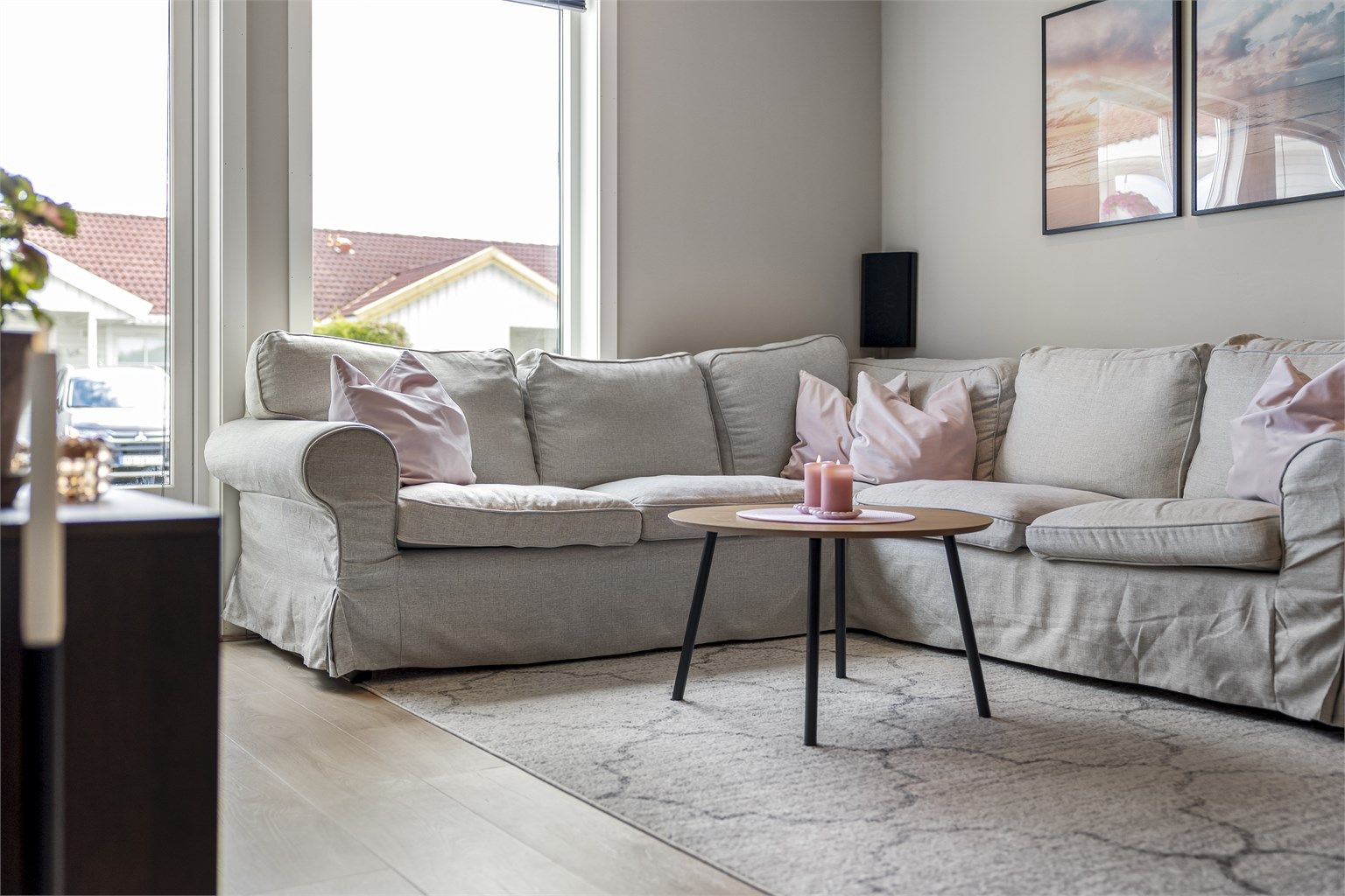 Store vindusflater med 2-lags glass gir godt med naturlig lys.