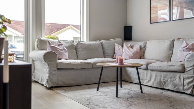 Store vindusflater med 2-lags glass gir godt med naturlig lys.