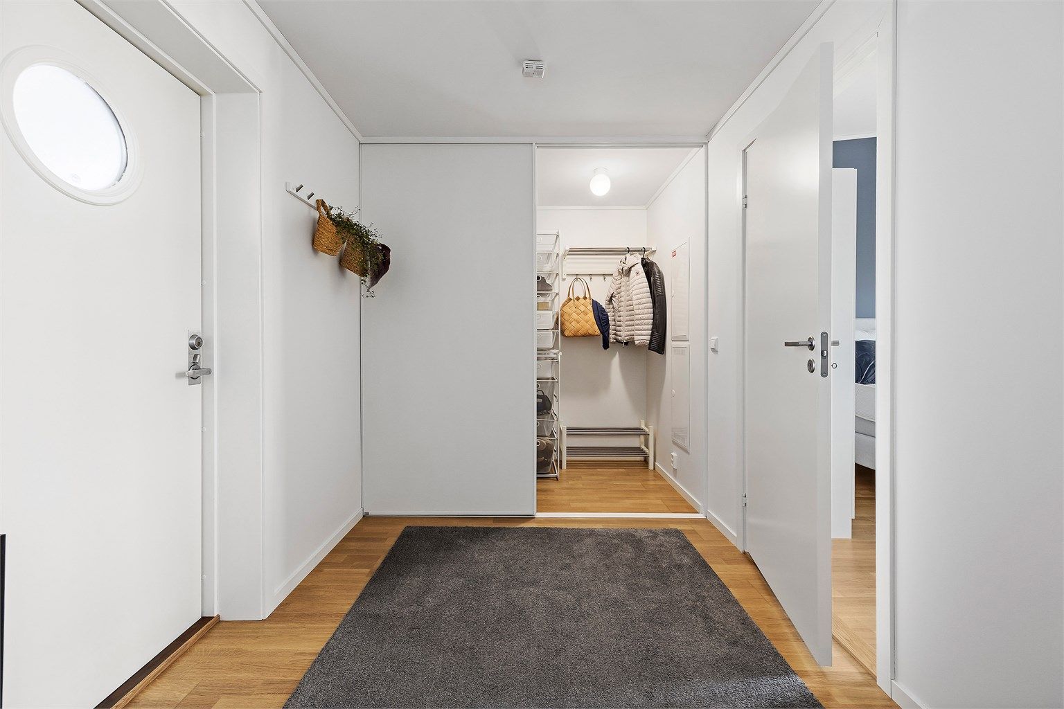Innbyende entré med stor skyvedørsgarderobe og knakkrekker