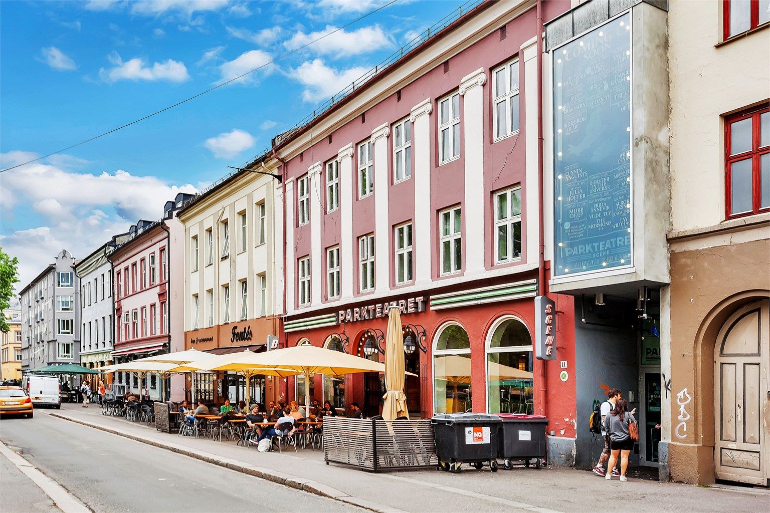 Området byr på utallige restauranter og barer, her Parkteateret med konserttilbud