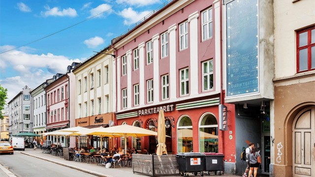 Området byr på utallige restauranter og barer, her Parkteateret med konserttilbud