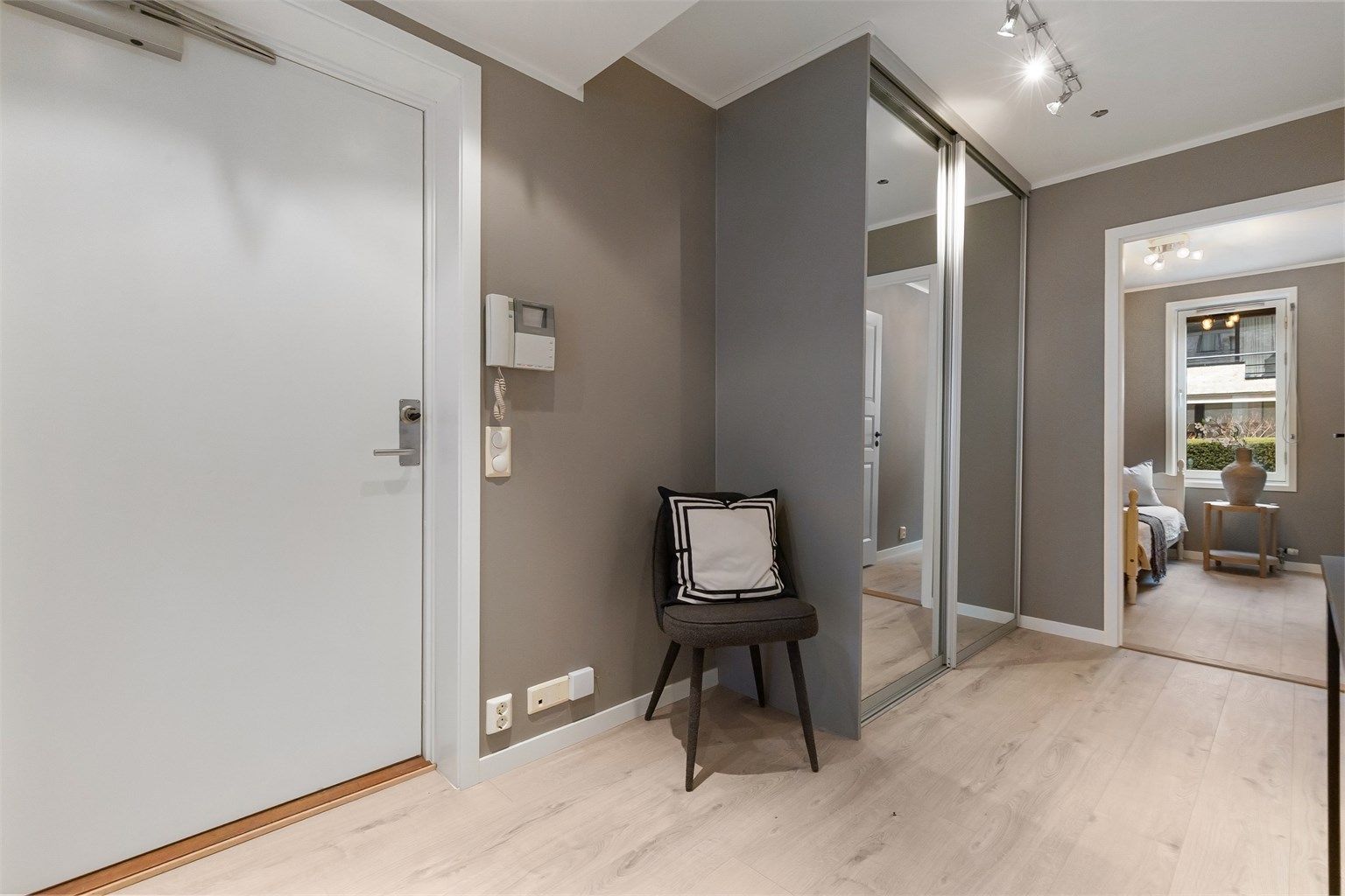 Entrédøren er brann- og lydklassifisert for ekstra trygghet og komfort.