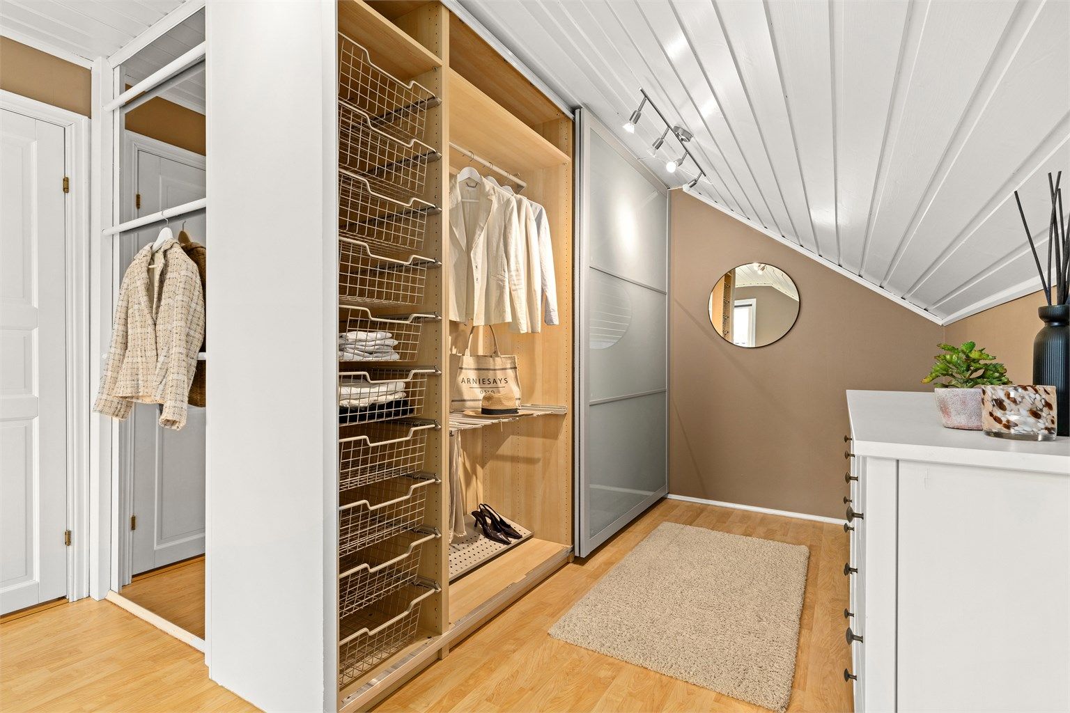 Hovedsoverommet har en romslig garderobe med fin plass