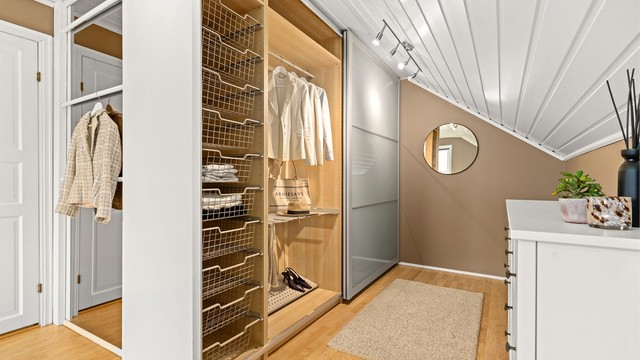 Hovedsoverommet har en romslig garderobe med fin plass