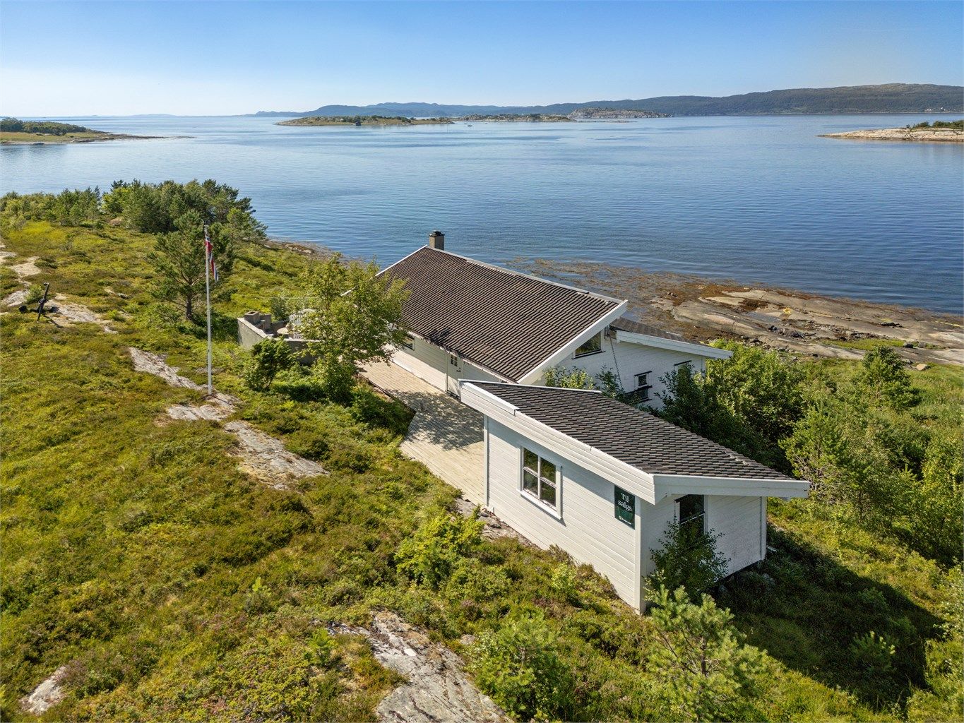 Rett utenfor døren finner du flotte turmuligheter i skog og langs kysten. En kort tur unna ligger også Bjørvika, hvor det er etablert både campingplass og badestrand, perfekt for varme sommerdager.
