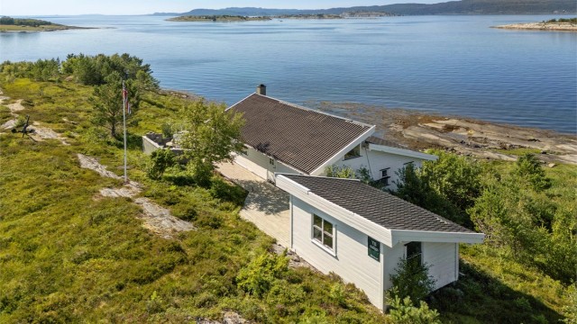 Rett utenfor døren finner du flotte turmuligheter i skog og langs kysten. En kort tur unna ligger også Bjørvika, hvor det er etablert både campingplass og badestrand, perfekt for varme sommerdager.