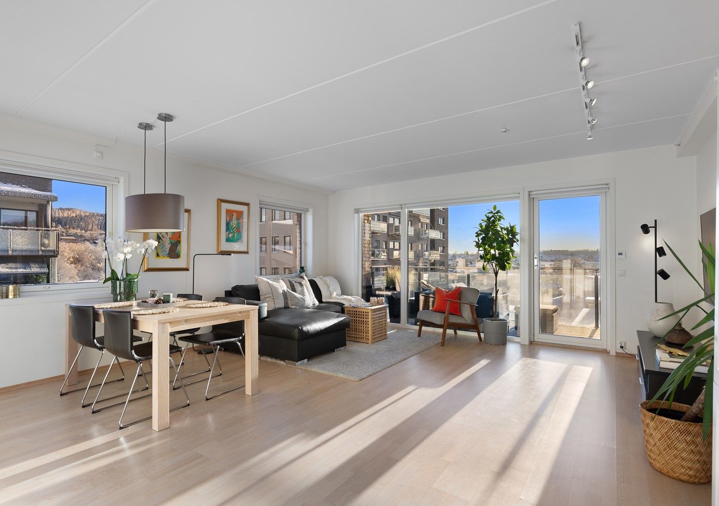 Meget pen og moderne hjørne/endeleilighet med stor balkong, heisadkomst og garasjeplass i et meget attraktivt område. Marka som nærmeste nabo.