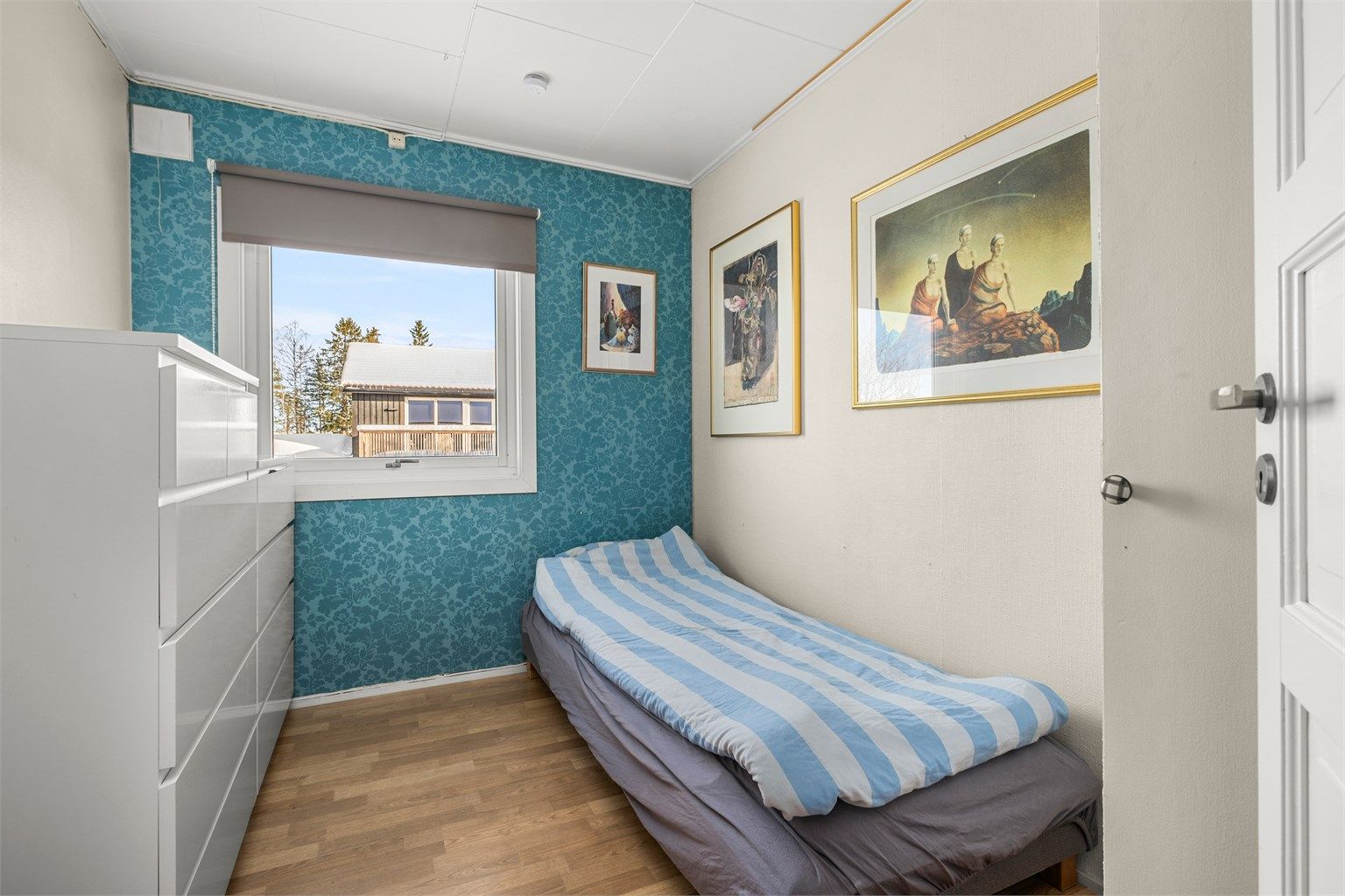 Praktisk soverom på 7 kvm – perfekt som barnerom, gjesterom eller kombinert kontor/overnattingsrom.