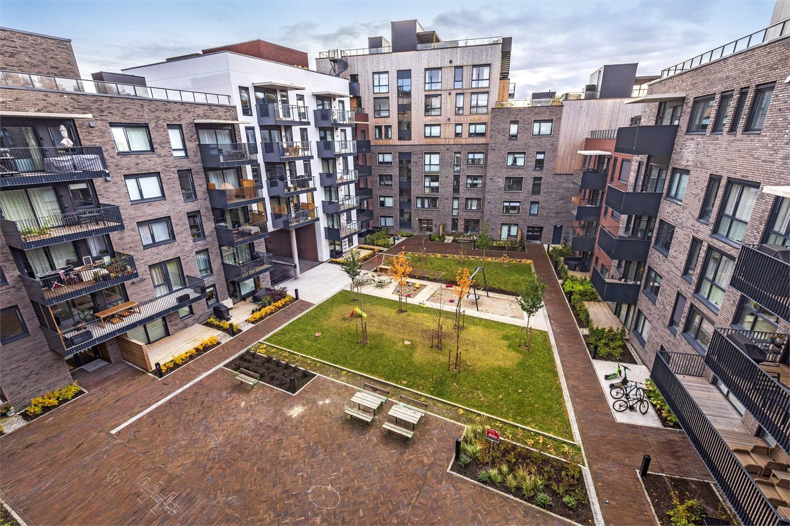 Utsikt mot bakgården fra takterrassen