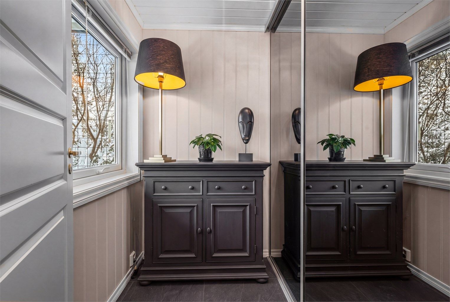 Omkledningsrom i forbindelse med entre. God plass til ytterplagg til alle sesonger. 