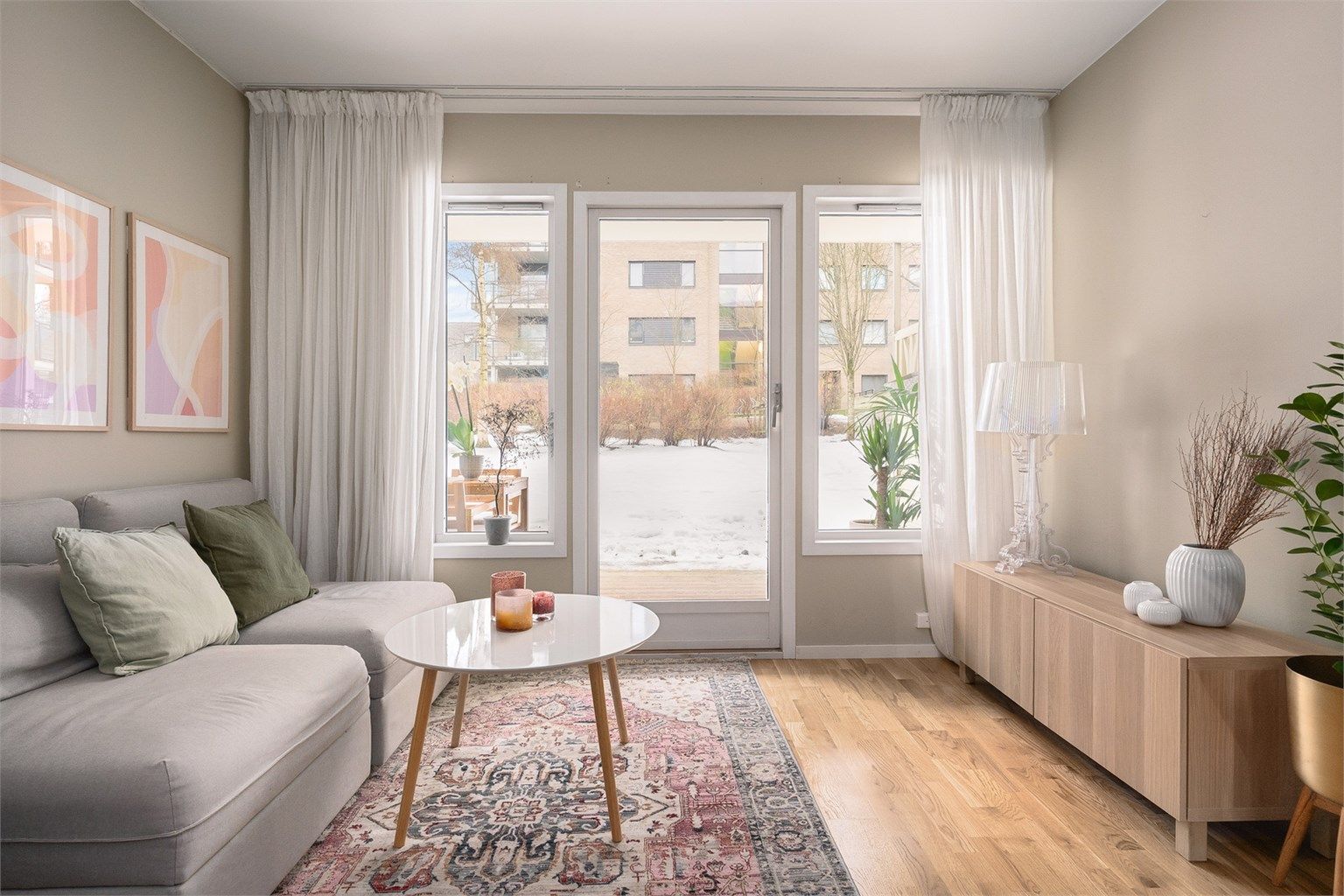 Her har du plass til TV/sofa-avdeling samt spiseplass. Videre utgang til markterrasse.