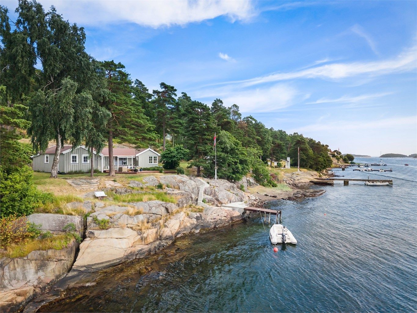 Eiendommen ligger på vestsiden av Tjøme, med utsikt over fjorden.