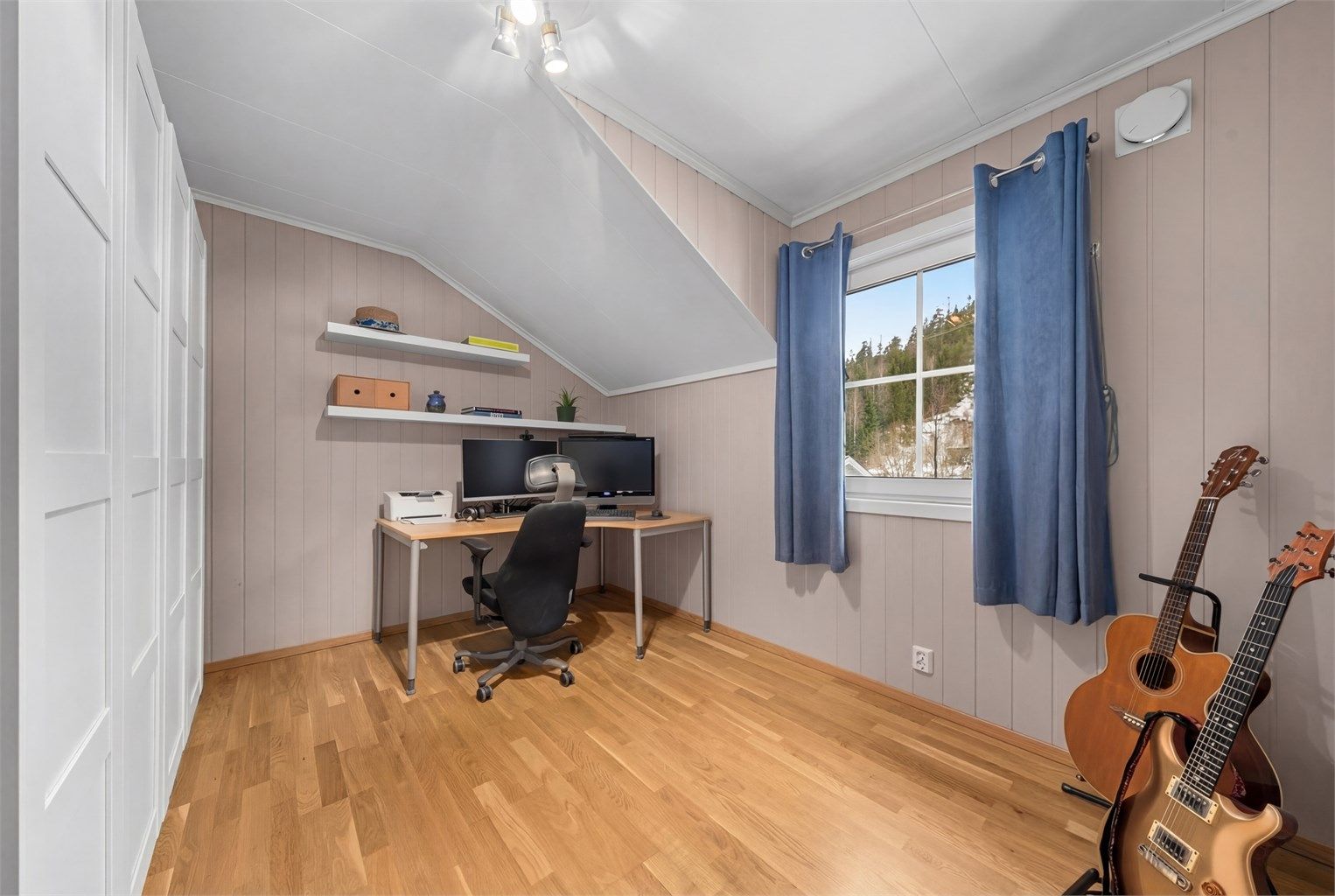 Det andre soverommet er også av god størrelse, perfekt som barnerom, gjesterom eller kontor.