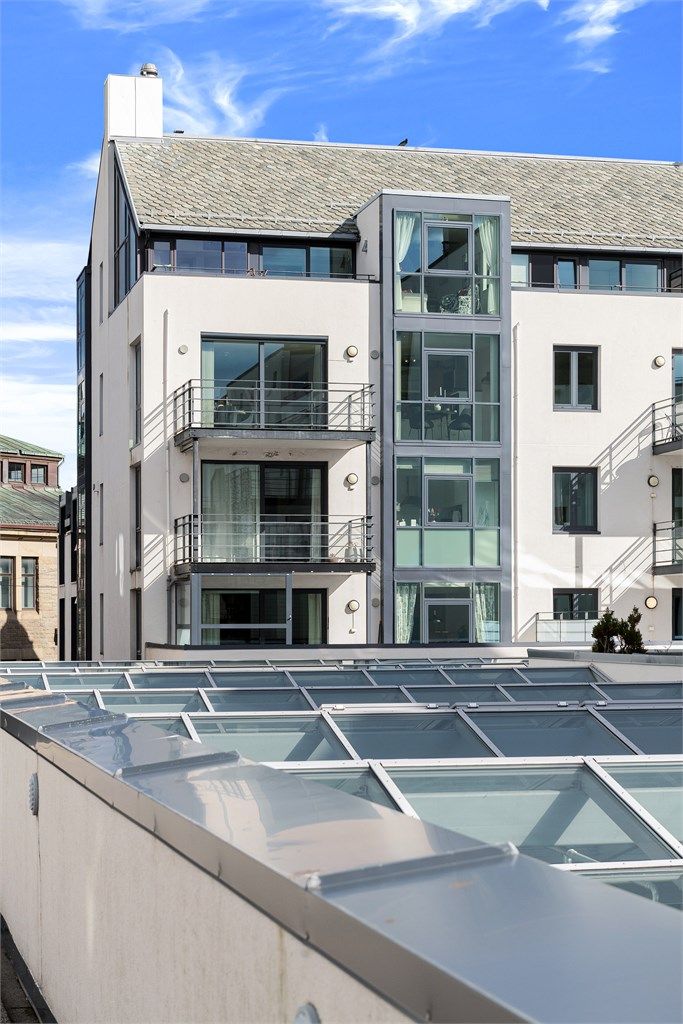 Bygget er fra 1998 med fasader av murpuss og et karakteristisk tak belagt med skiferstein