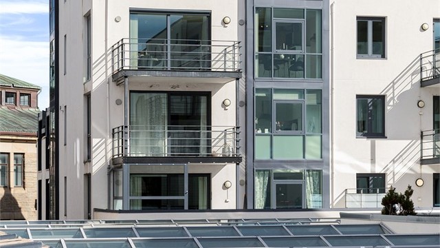 Bygget er fra 1998 med fasader av murpuss og et karakteristisk tak belagt med skiferstein