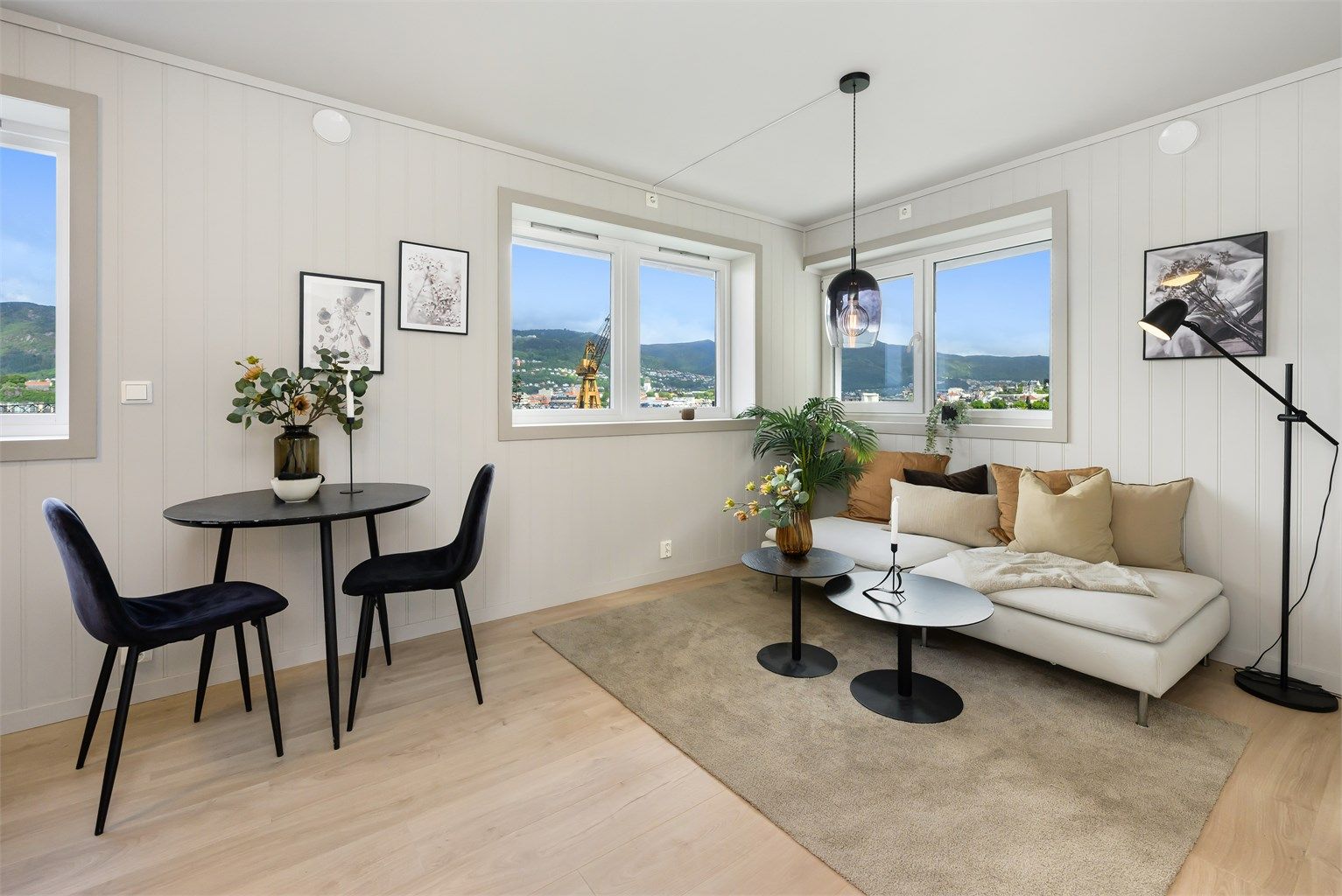 Sokkeleilighet med nydelig utsikt mot byfjorden og Bergen. 