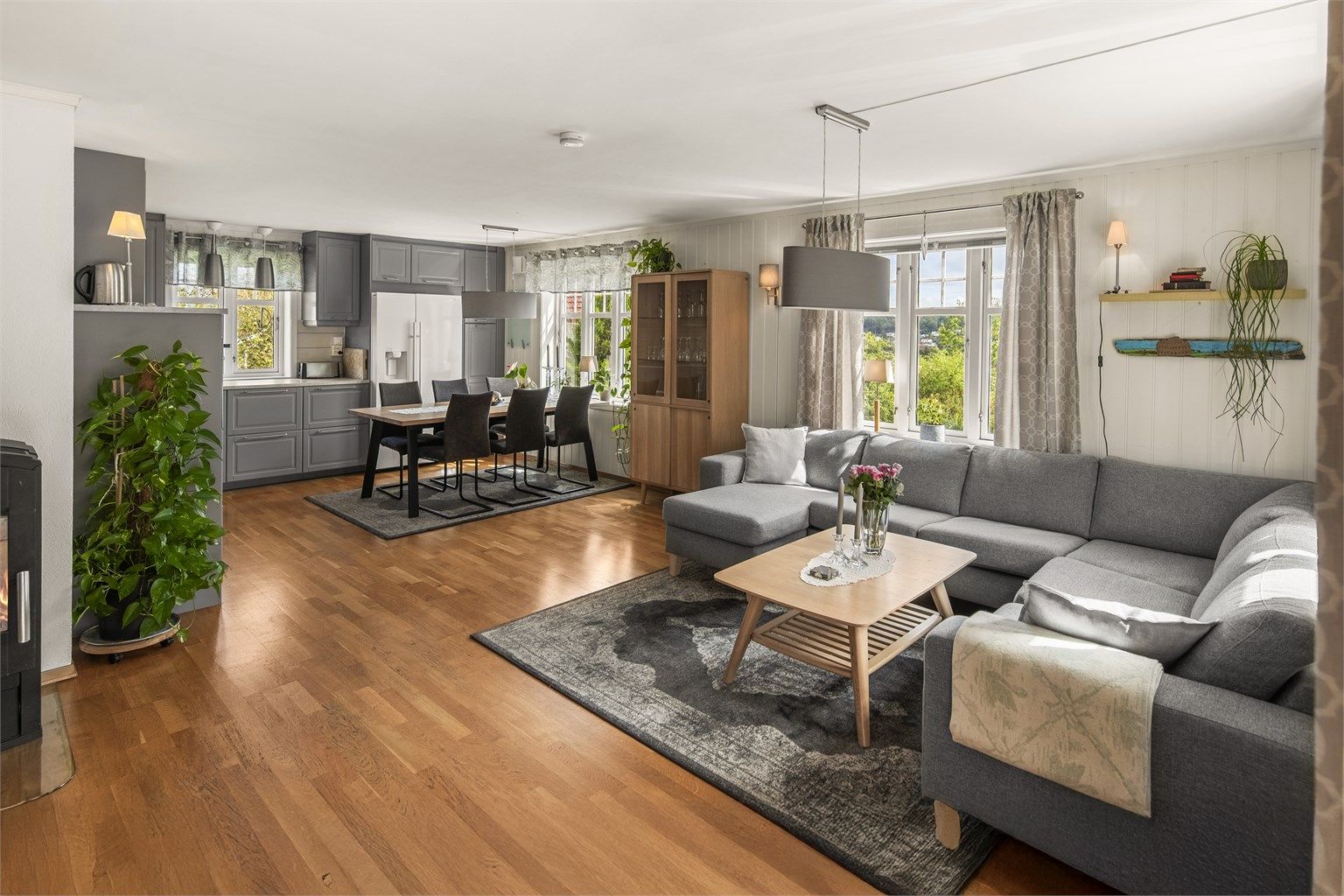 Lys og moderne selveierleilighet med gjennomgående god standard, oppført i 2007.