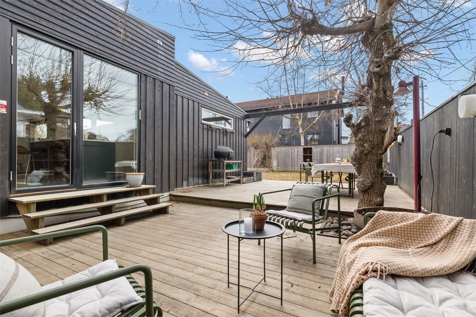 Terrasse utenfor kjøkkenet med stikkontakt og belysning